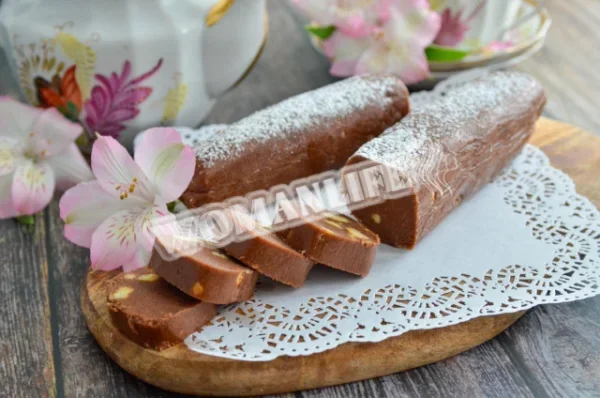 Класична шоколадна ковбаска з печива і какао зі згущеним молоком