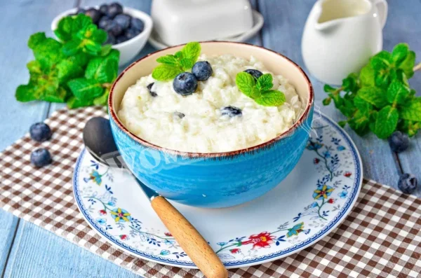 Рисова каша з родзинками і молоком