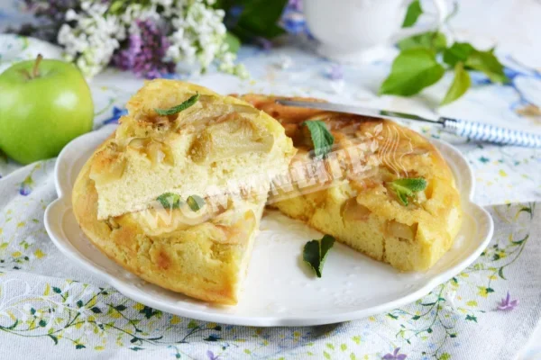 Шарлотка на сковороді з яблуками