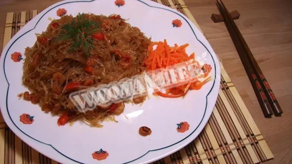 Салат з рисової локшини з креветками