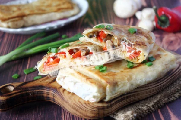 Лаваш, фарширований смаженим на сковороді
