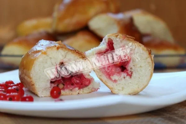 Дріжджові пироги з червоною смородиною
