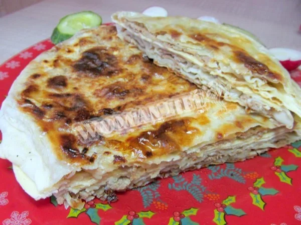 Оладки з фаршем і соєвим соусом на сковороді