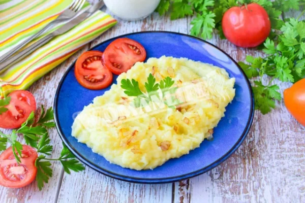 Картопляне пюре зі смаженою цибулею та маслом