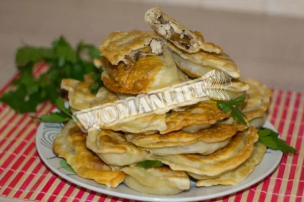 Швидке тісто для пиріжків на сковороді з грибами і куркою