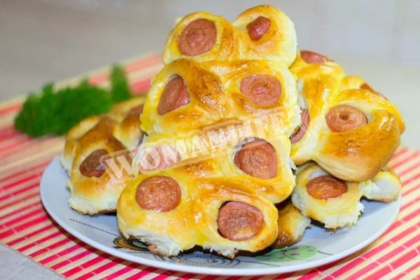 Дріжджові пиріжки з ковбасою в духовці