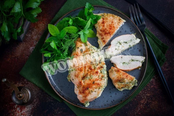 Курка, фарширована сиром в духовці