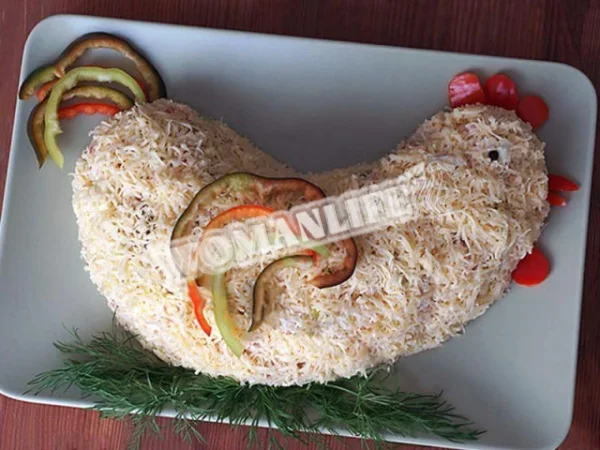 Салат «Півень» з копченою куркою, помідорами та сиром