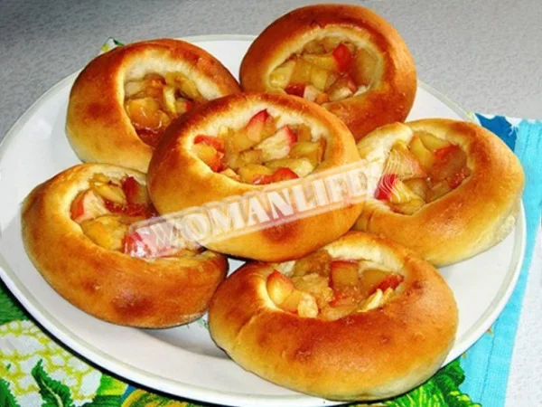 Сирники з яблуками з дріжджового тіста