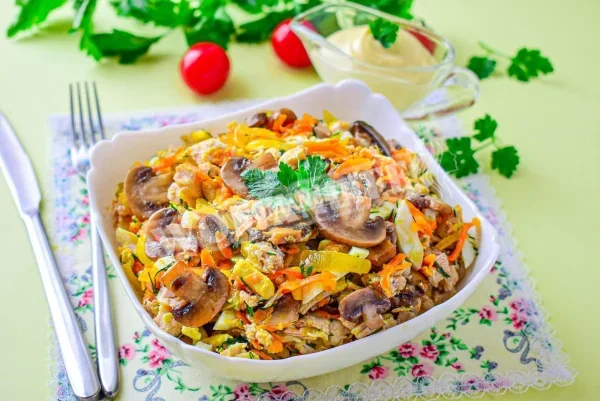 Салат з курки, грибів, цибулі