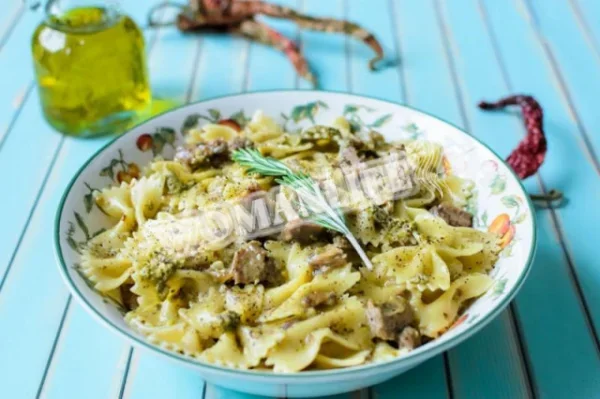 Фарфалле з курячим філе, кедровими горішками та песто