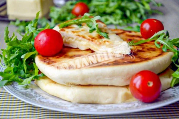 Хачапурі з сиром і сиром на сковороді