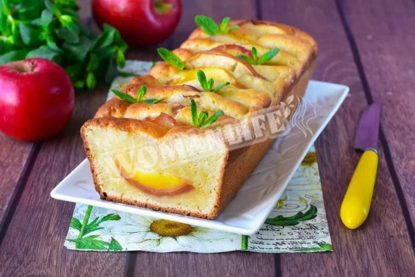 Шарлотка з сиром і яблуками в духовці