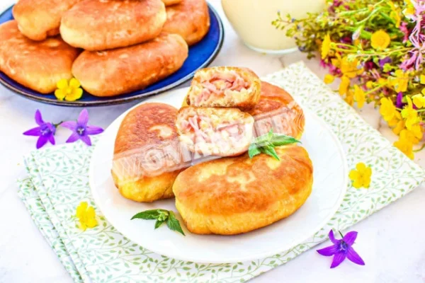 Пиріжки з ковбасою та сиром на сковороді