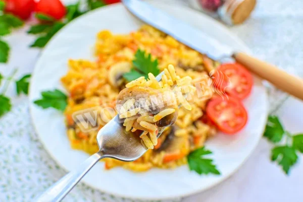 Плов з печерицями на сковороді
