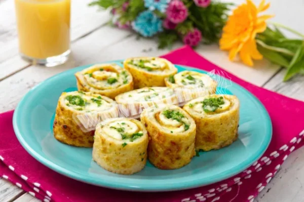 Яєчний рулет з сиром і зеленню