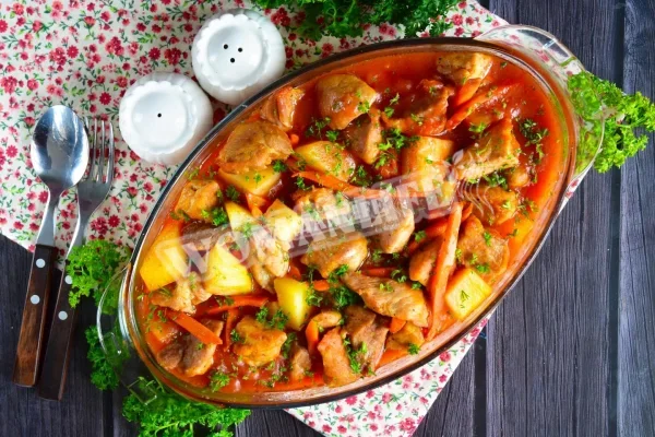 Картопля з м'ясом в качці, тушкована в духовці
