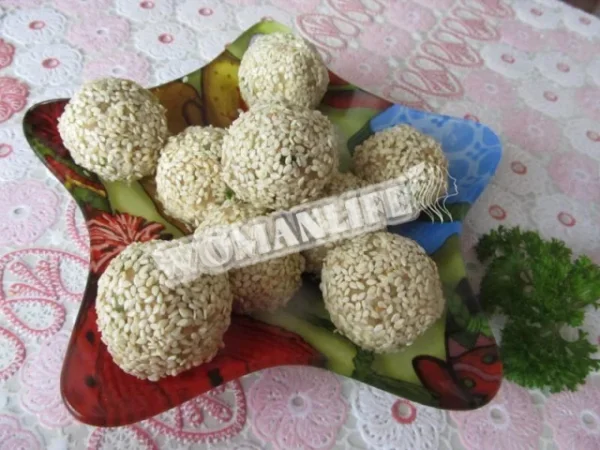 Салат кульки з печінкою тріски в кунжуті