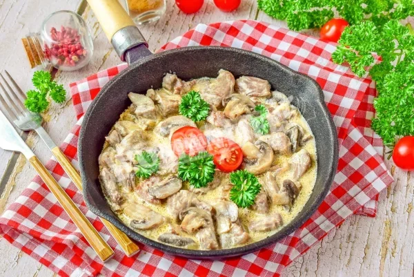 Індичка з печерицями у вершковому соусі на сковороді