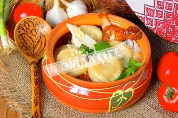 Тушковані вареники з куркою і часником