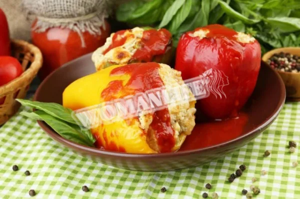 Фарширований перець з фаршем, рисом і сиром в мультиварці