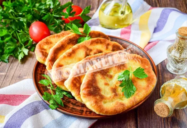 Тонкі пиріжки з картоплею на сковороді
