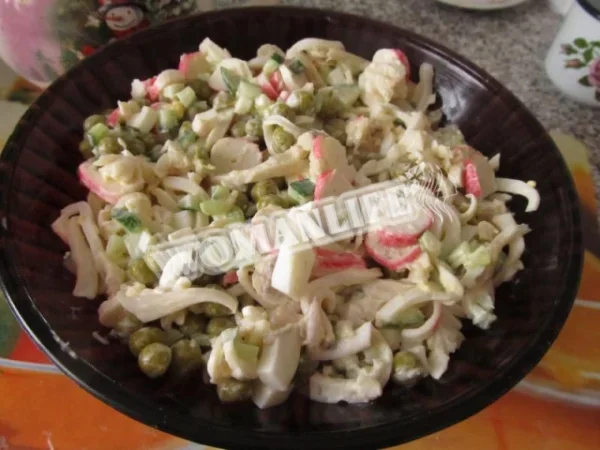 Морський салат з кальмарами і зеленим горошком