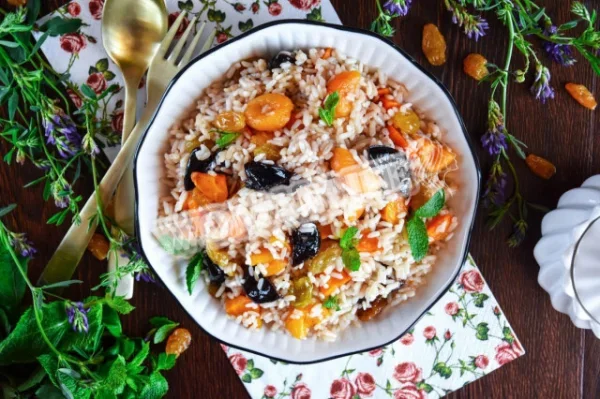 Солодкий плов з родзинками та курагою та сухофруктами