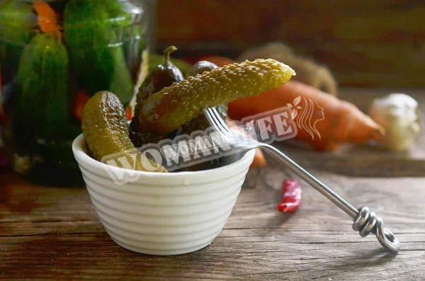 Мариновані огірки з морквою