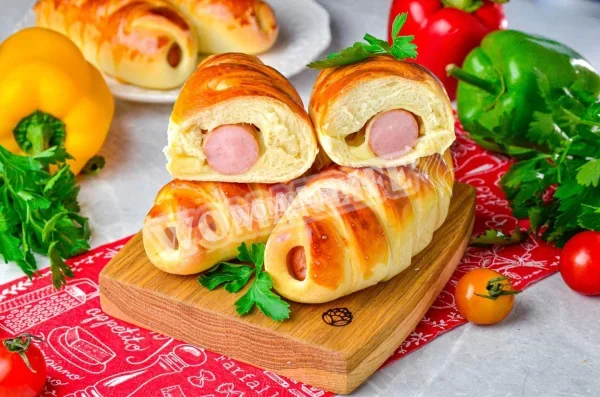 Сосиски з сиром в тісті в духовці