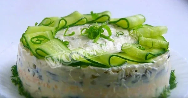 Салат з копченої курки та ананасів з огірком