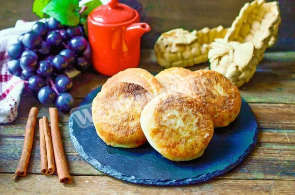 Класичні сирні млинці на сковороді