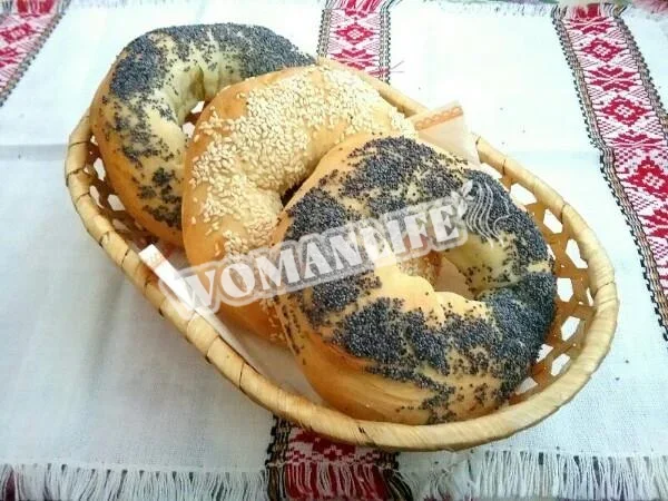 Домашні рогалики з маком і кунжутом