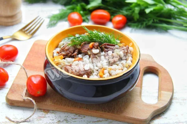Перлова каша з тушкованим м'ясом на сковороді