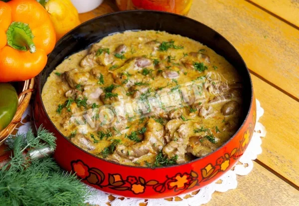 Курячі сердечка і печінка в сметані на сковороді