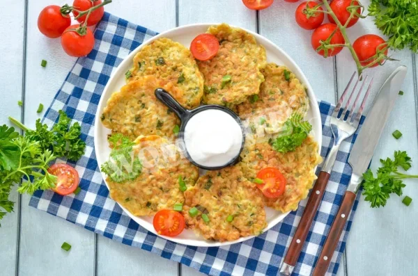 Оладки з цибулею на сковороді