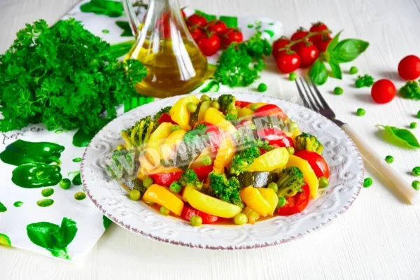 Тушкована картопля з овочами на сковороді