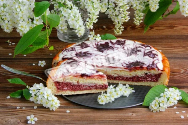 Пиріг з черемхою і сметаною