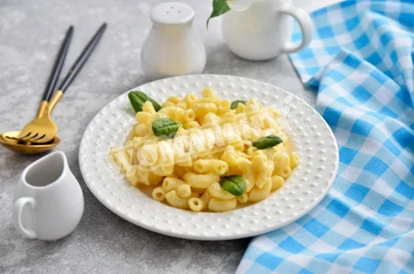 Макарони з молоком і сиром на сковороді