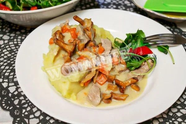 М'ясо у вершковому соусі з грибами на сковороді