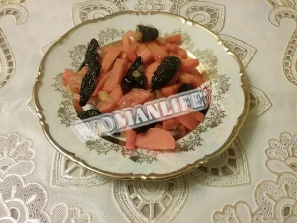 Тушкована морква з чорносливом