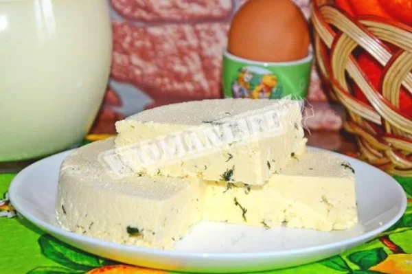 Домашній сир із зеленню