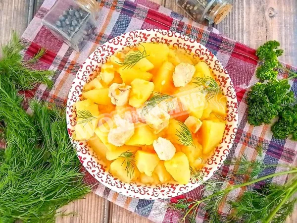 Курячі грудки, тушковані з картоплею в мультиварці