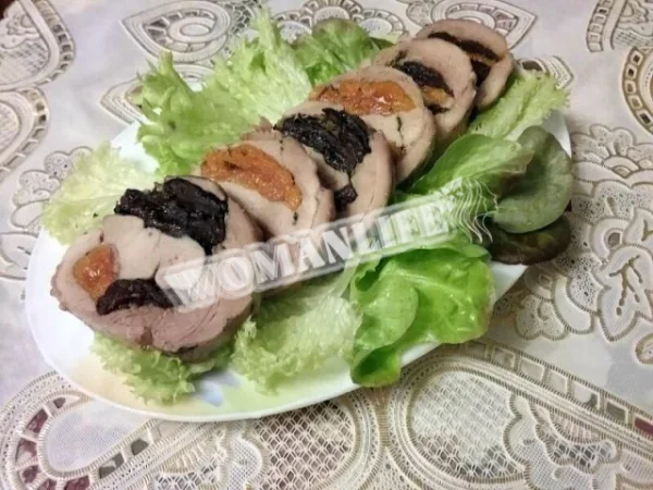 Рулет з філе індички з чорносливом і курагою
