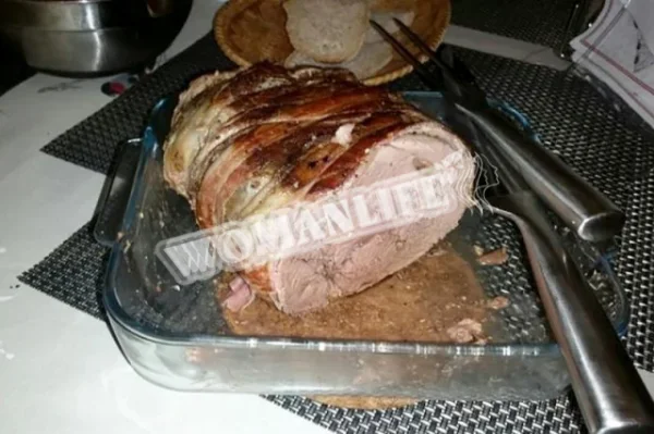 М'ясо лося з беконом в духовці
