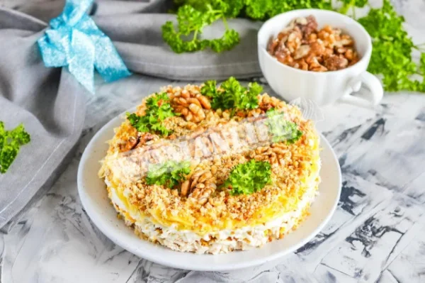 Салат з волоськими горіхами і куркою шарами
