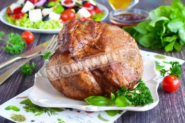 Свиняча шийка у фользі, запечена в духовці шматочками
