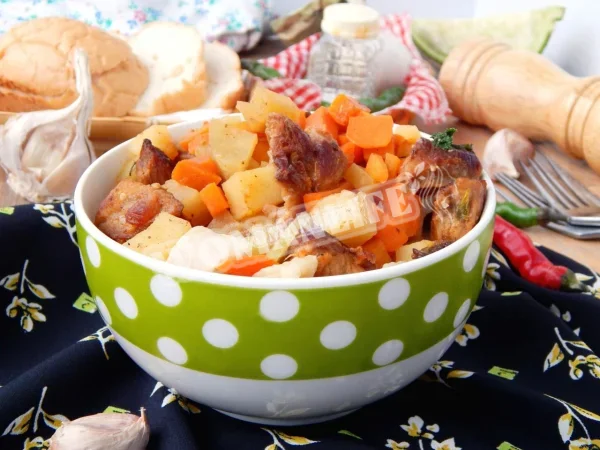 Тушкована картопля з м'ясом і овочами