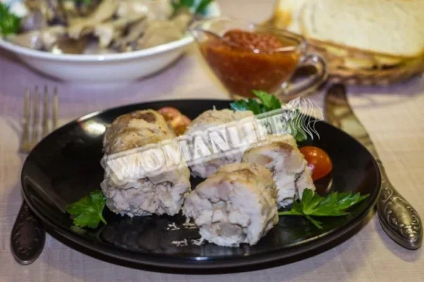 Свиняча ковбаска з курячим філе у фользі в духовці