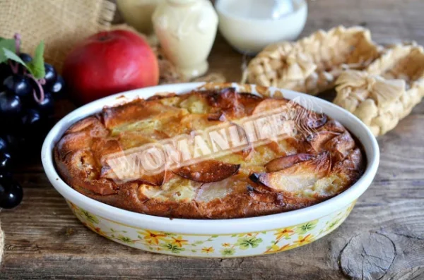 Шарлотка з молоком і яблуками
